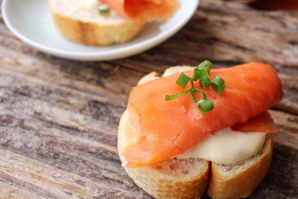 Pan de baguette con salmón ahumado —  Fotos de Stock