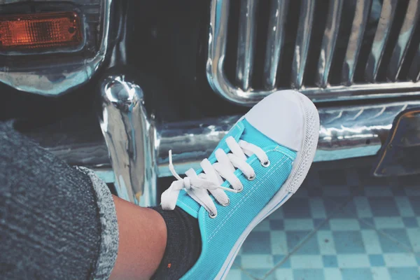 Πάνινα παπούτσια με παλιό αυτοκίνητο — Φωτογραφία Αρχείου