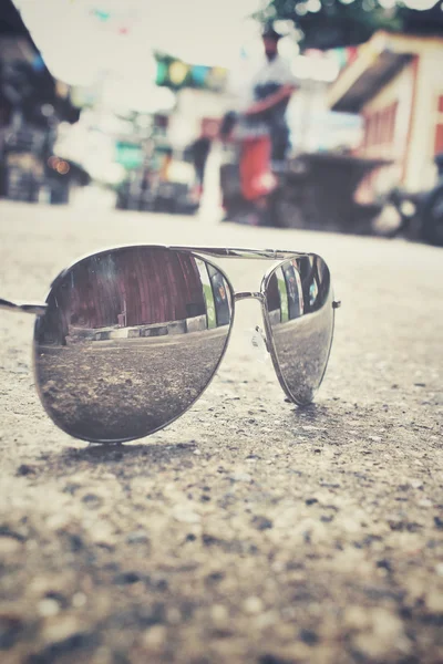 Okulary przeciwsłoneczne na drodze w mieście — Zdjęcie stockowe