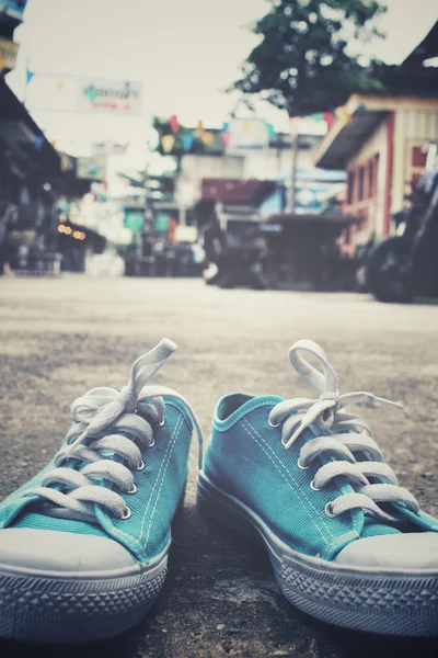 Spor ayakkabılar yolda.