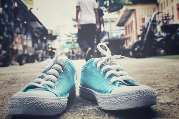 Spor ayakkabılar yolda.