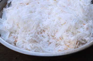 Tahta arka planda rendelenmiş hindistan cevizi Tayland usulü