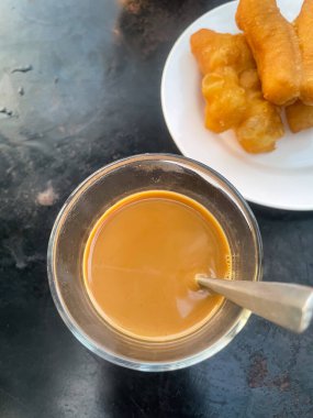 Vietnam kahvesi ve mikrofon içeceği