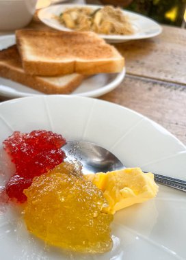 Marmelatlı tost ekmeği ve çilekli reçelli kahvaltı.