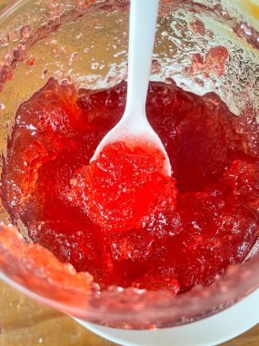 Camda ev yapımı çilek reçeli