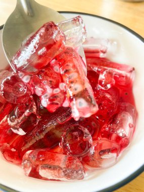 Tatlı kırmızı buzlu tatlı kasesi