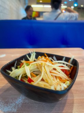 Papaya salatası baharatlı Tayland gıda