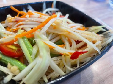 Papaya salatası baharatlı Tayland gıda