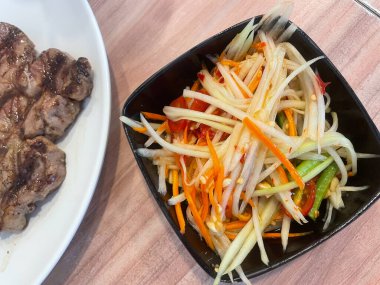 Papaya salatası baharatlı Tayland gıda