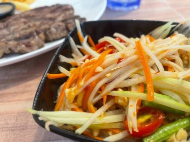 Papaya salatası baharatlı Tayland gıda