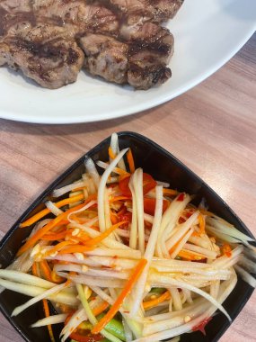 Papaya salatası baharatlı Tayland gıda