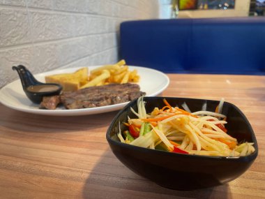 Papaya salatası baharatlı Tayland gıda