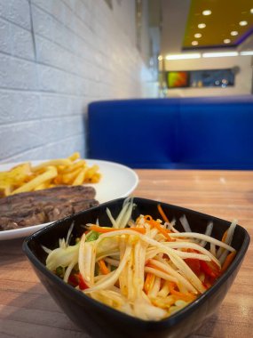 Papaya salatası baharatlı Tayland gıda