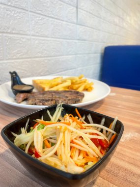 Papaya salatası baharatlı Tayland gıda