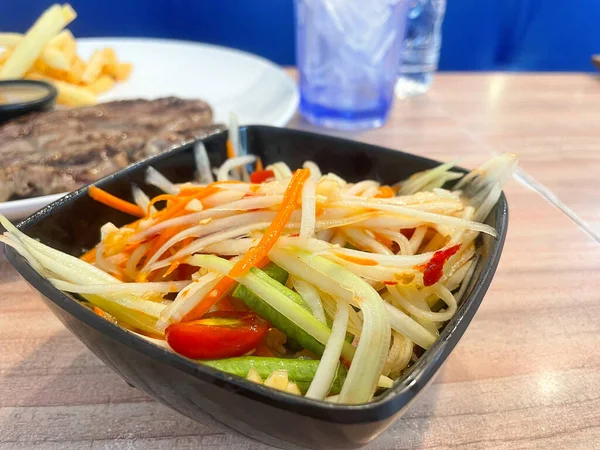 Papaya salatası baharatlı Tayland gıda