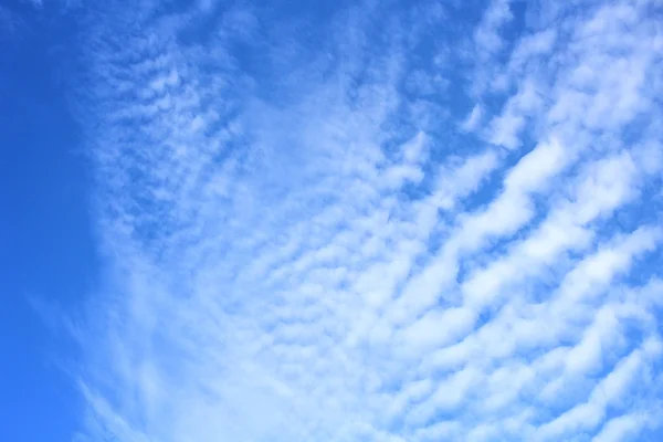 Felhők a kék égen. — Stock Fotó