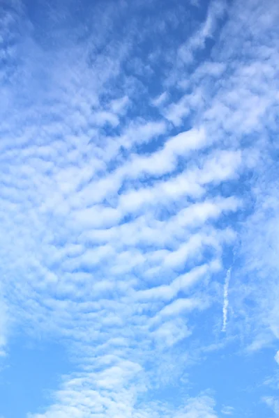 Облака на голубом небе. — стоковое фото