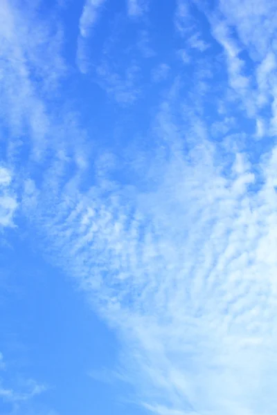 Nuvens no céu azul. — Fotografia de Stock