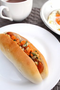 Vietnamca ekmek kızarmış yumurta ile Kahvaltı