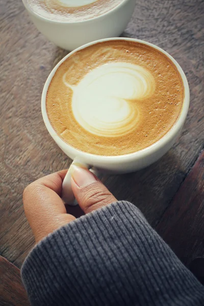 Δύο φλιτζάνια καφέ latte τέχνη — Φωτογραφία Αρχείου