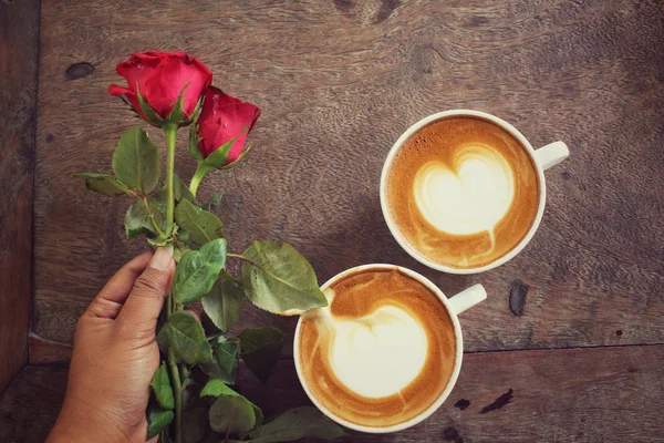 Deux tasses de café latte art avec rose rouge — Photo