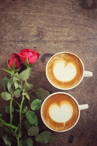 Dos tazas de café latte art con rosa roja — Foto de Stock