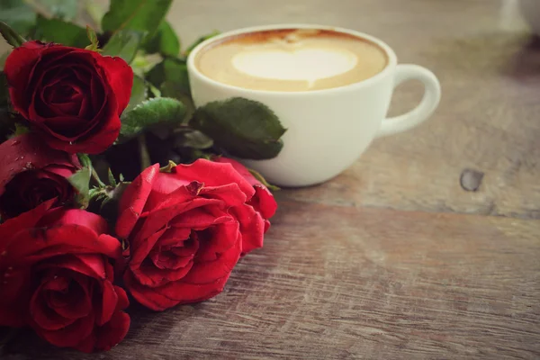 Latte art coffee with red road for valentine day — Stock Photo, Image