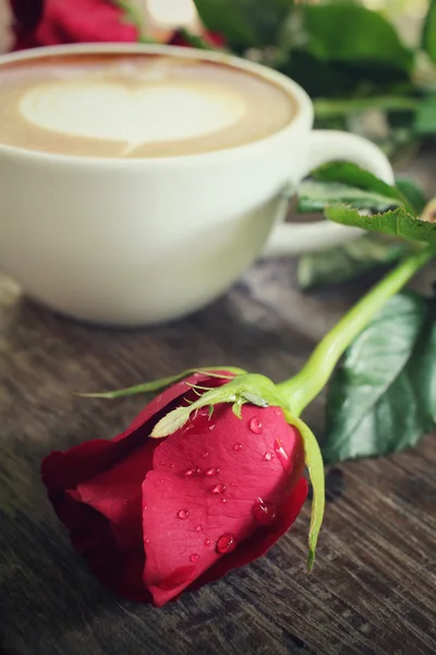 Café Latte art avec route rouge pour la Saint-Valentin — Photo