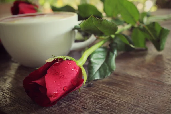 Latte-Art-Kaffee mit roter Straße zum Valentinstag — Stockfoto