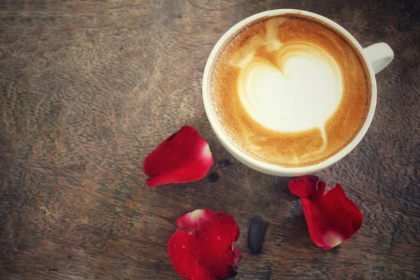 Café arte Latte com estrada vermelha para o dia dos namorados — Fotografia de Stock