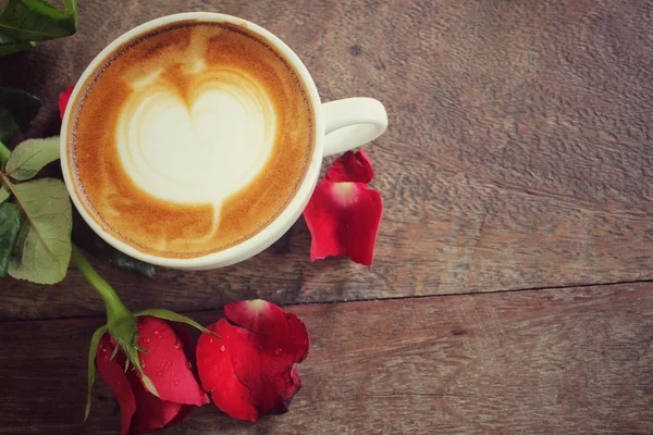 Café de arte latte con camino rojo para el día de San Valentín — Foto de Stock