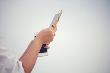 Akıllı telefon kullanan kadın