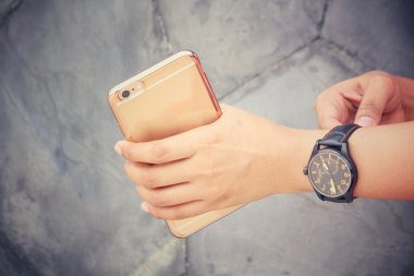 Akıllı telefon kullanan kadın