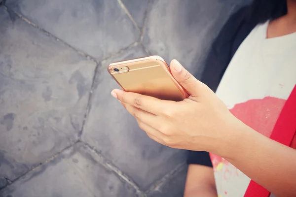 Woman using smart phone — Stock Photo, Image