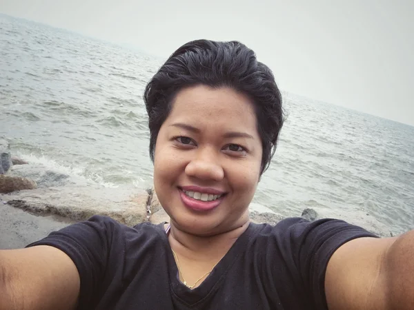 Selfie de mulher sorrir com praia — Fotografia de Stock