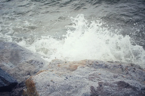 Vista da costa rochosa na praia — Fotografia de Stock