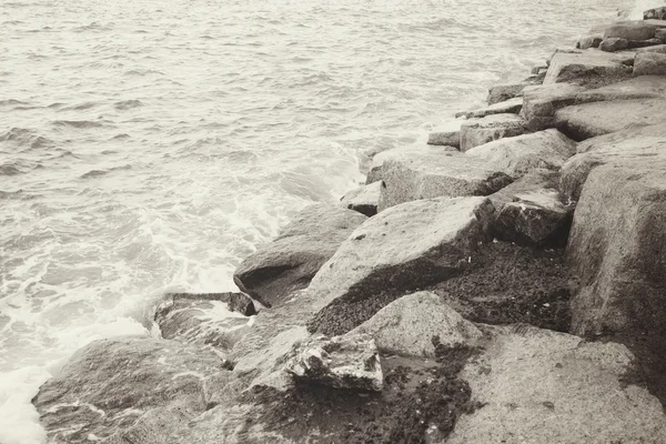 Weergave van rotsachtige kust op het strand — Stockfoto