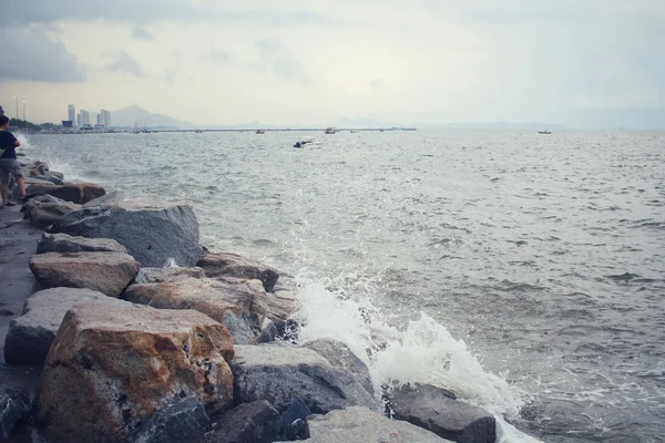 Utsikt över klippiga kusten på stranden — Stockfoto