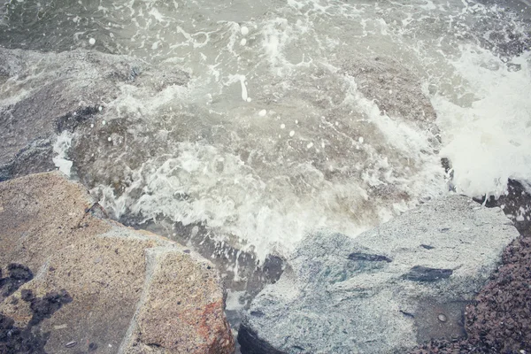 Vista de la costa rocosa en la playa —  Fotos de Stock