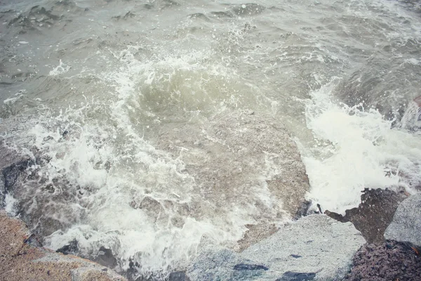 Sahilde kayalık kıyılarının görünümü — Stok fotoğraf