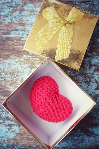 Caja de regalo con corazón rojo —  Fotos de Stock