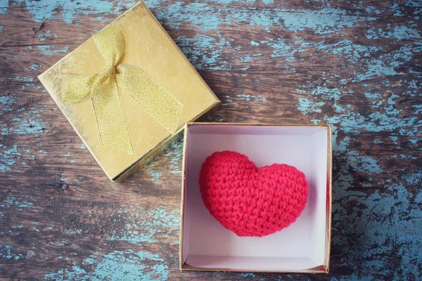 Caja de regalo con corazón rojo — Foto de Stock