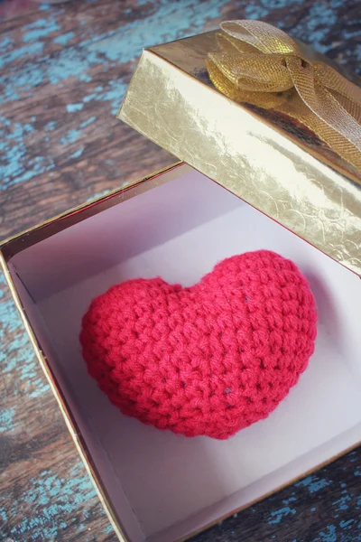 Caja de regalo con corazón rojo — Foto de Stock