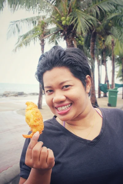 Donna che mangia gamberetti fritti — Foto Stock