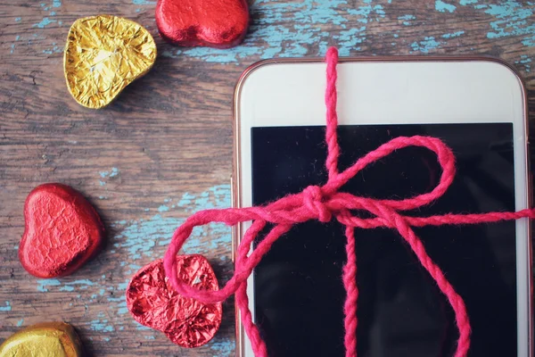 Gave van oortelefoon met slimme telefoon — Stockfoto