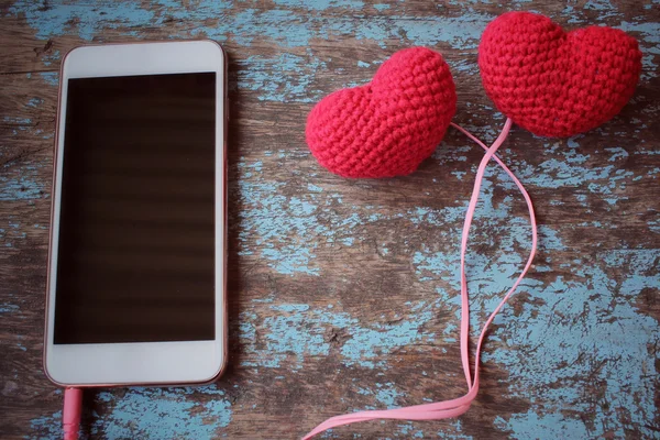 Écouteur avec téléphone intelligent et coeur — Photo