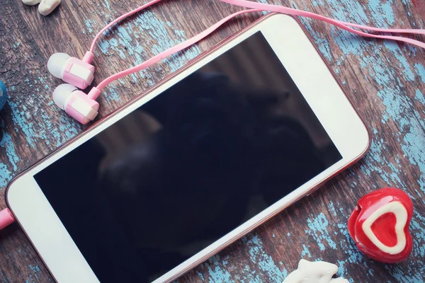 Auriculares con teléfono inteligente y corazón —  Fotos de Stock