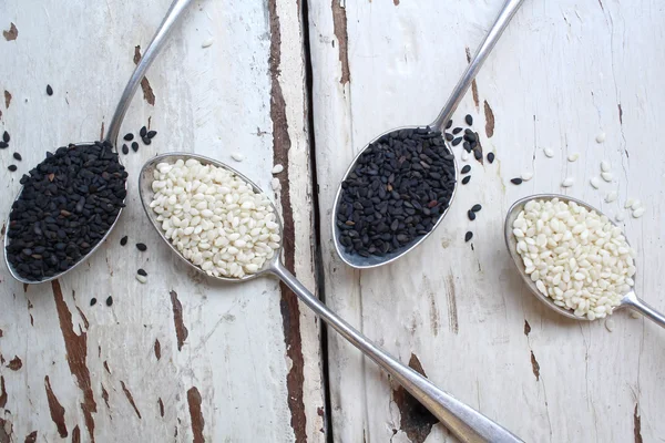 Black and white sesame seeds — Stock Photo, Image