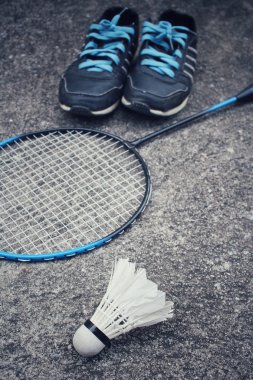 Shuttlecocks ve badminton raket spor ayakkabı.