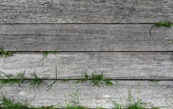Texturizado faixa de madeira velha com grama verde Imagem De Stock